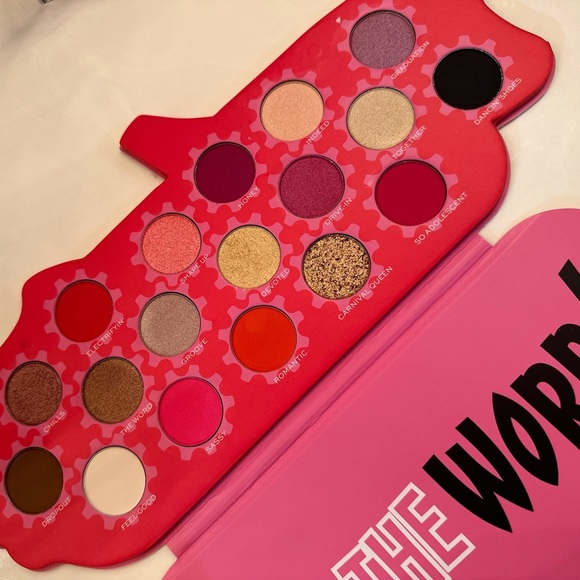 🆕 Grease eyeshadow pallet Revolution 18 colors - Picture 4 of 4